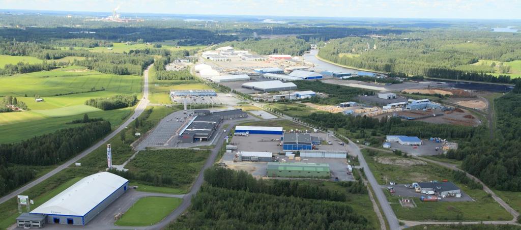 7/29 Disas Fish Rajamarket Molemmat myymälärakennukset sijaitsevat Terminaalikadun eteläpuolella, ja niiden itä- ja eteläpuolella on laajat asfaltoidut paikoitusalueet.