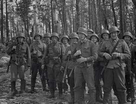koulutuksen ja varustuksen suhteen. Someri taisteluiden aikana Kuva: SA-kuva Rannikkojalkaväki jatkosodassa Rannikkojalkaväki kehittyi sodan aikana.