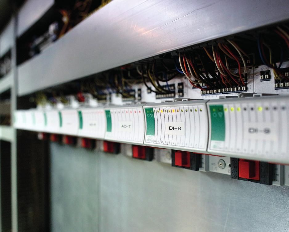 AUTOMAATIO JA ENERGIATEHOKKUUS Uudistuvien määräysten mukainen energiatehokas kiinteistö on mahdollista toteuttaa vain optimaalisesti toimivalla talotekniikalla, jota ohjataan ja säädetään