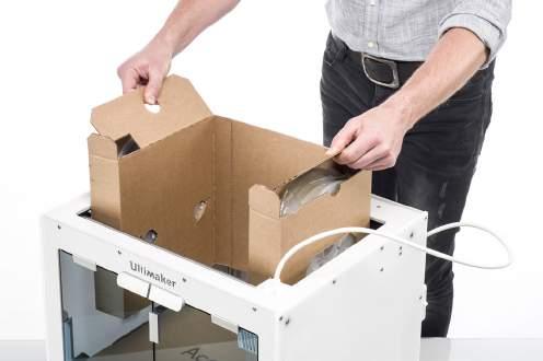 3.1 Pakkauksesta poistaminen Pakkausmateriaalien poisto Ultimaker S5 toimitetaan uusiokäyttöön soveltuvissa, kestävissä pakkausmateriaaleissa, jotka on suunniteltu