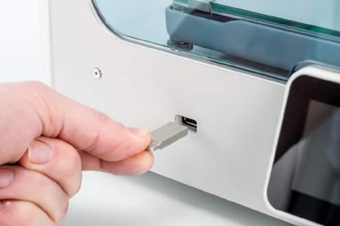 Tulostus USB:n kautta Jos ei ole mahdollista tulostaa verkon kautta, 3D-tulostustiedostot voidaan silti siirtää Ultimaker S5 -tulostimeen USB-muistitikulla. 1. Aseta USB-muistitikku tietokoneeseen. 2.