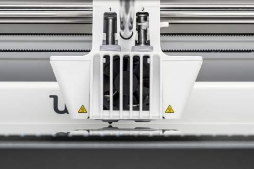 5.8 Kalibrointi Alustan tasaaminen Ultimaker S5 -tulostinta käytettäessä on suoritettava alustan kalibrointi, jotta voidaan varmistaa tulosteen tarttuminen riittävän lujasti alustaan.