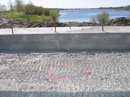 1937 rakennettu merkki tuhottu 2007). På södra landvägsbron, ca. 1 m från södra kanten (års 1937 röse förstörd 2007). Osoittaa valtakunnanrajan taitepisteen aq.