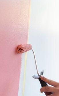 Pintamaalaa seinä 1-2 kertaan haluamallasi seinämaalilla. Sekoita maali huolellisesti. Varaa riittävä maalimäärä samaan astiaan yhtenäisten pintojen maalaukseen. Näin vältät sävyerojen syntymisen.