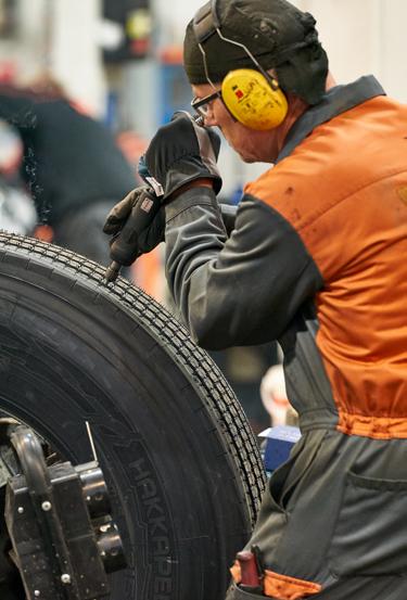 Yhteenveto Hankkeeseen valittiin yhteensä kahdeksan toimipaikkaa, joista valtaosassa tehtiin sekä henkilöautojen että raskaiden ajoneuvojen rengastöitä, ja kohteina oli myös kaksi raskaiden