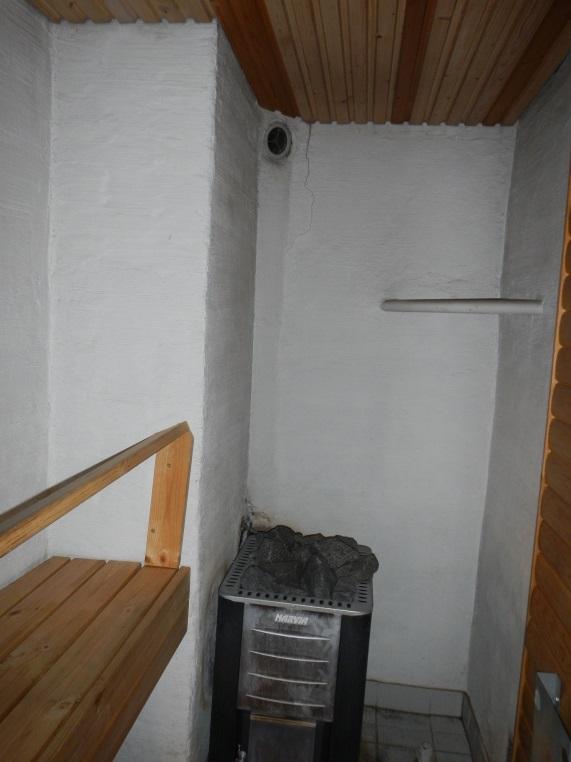 Omakotitalon saunan suihkutila ja löylyhuone