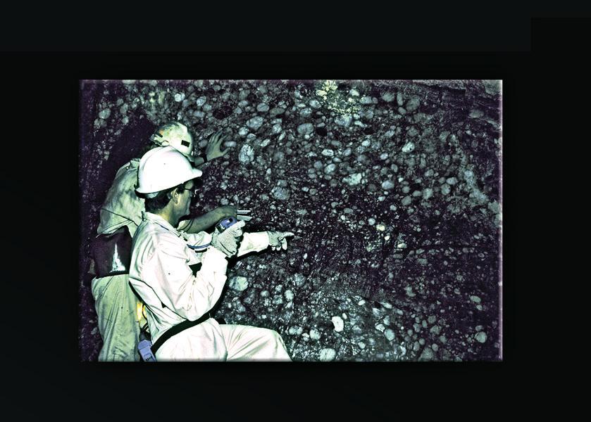 Witwatersrandin kultamalmi on kivettynyttä soraa, konglomeraattia, jossa kivimukuloiden välissä on kultahippuja. Kuvattu 2600 metrin syvyydessä kaivoksessa. Kuva: Pasi Eilu, 1996.