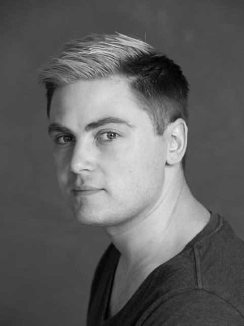 Ole Øwre BIOGRAFI Nyfikenhet og medvetenhet. Skådespelarens metamorfos. Med passion för berättelsen. Tillsammans med publiken.