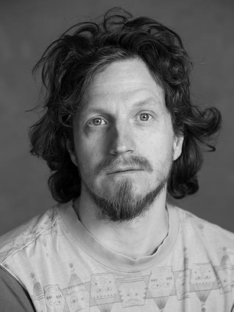 Tom Lönnqvist Tom Lönnqvist työstää ääntä. Häntä kiinnostaa ääni etenkin kehollisena kokemuksena samoin kuin äänen dramaturginen potentiaali osana esityksiä ja teoksia.