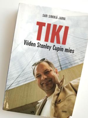 Kirjassa on toki paljon tuhtia tarinaa lätkätuloksista ja kausien etenemisistä, mutta kuitenkin sen verran sopivasti, että se sopii myös niille, jotka eivät fanaattisesti