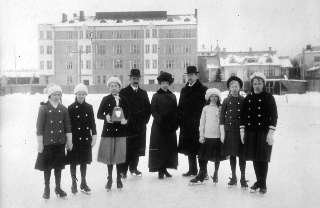 Lahden yhteiskoulun luistelijoita 1910 koulun edessä. Koulun opettajana toimi yhden lukuvuoden ajan myös J.K. Paasikivi.