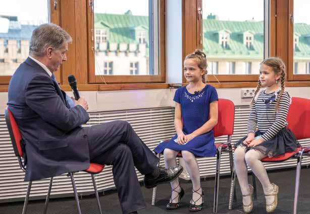 Aura Marttinen oli keksinyt tylsää vaaliohjelmaa katsoessaan idean, kerätään lapsilta kysymyksiä mitä he haluaisivat tietää presidenttiehdokkaista.