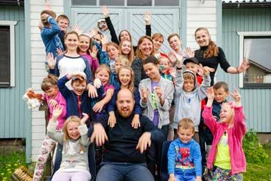 Lopuksi jotkut lähtivät vanhan kirkon paikalle sytyttämään kynttilän edellisten sukupolvien muistoksi.