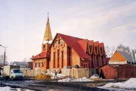 ) ja Arvo Survo Karatusan kirkon
