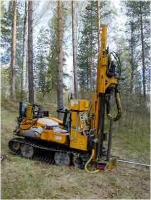 GEOLOGIAN TUTKIMUSKESKUS Geologinen rakenneselvitys 9 4.2 Maaperäkairaukset ja havaintoputkiasennukset Viipperonharjun alueelle tehtiin 17. -24.11.