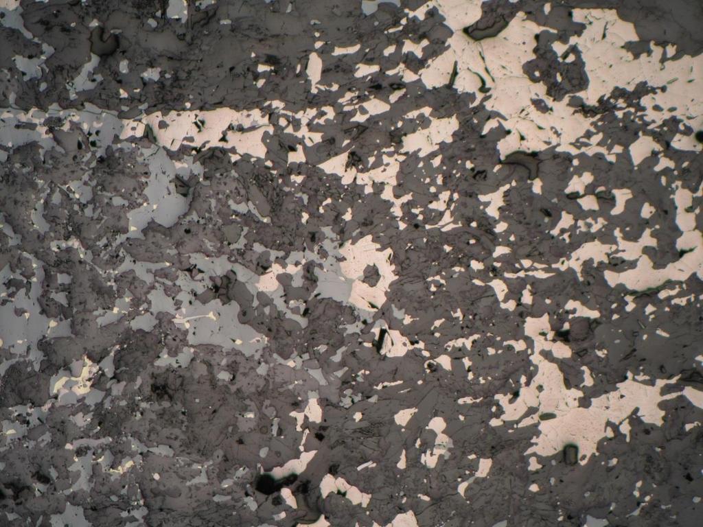 2 1 3 1 mm Granaattidioritoidi. Keskellä hiettä oleva sulfdipitoinen vyöhyke. Harmaata sinkkivälkettä (1) ja ruskehtavaa magneettikiisua (2).