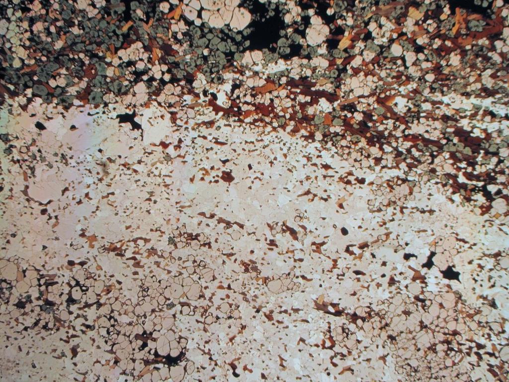 R2-67.35 R2-67.35 hie on jakautunut tummempaan ja vaaleampaan puoliskoon. Lähes koko kivessä granoblastinen, tekstuuri, jossa rakeet ovat tasakokoisia kalimaasälpää lukuunottamatta.