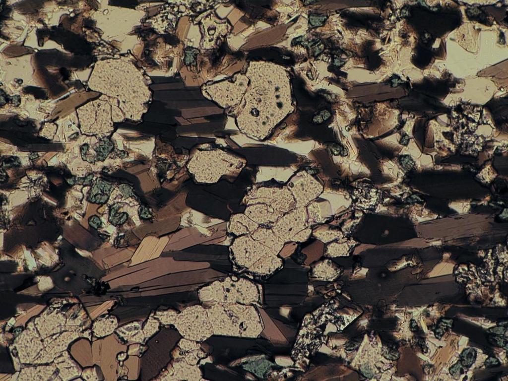 5 3 2 1 4 0,5 mm Granaattigranitodii.Suuntautunutta biotiittia (1), omamuotoista granaattia (2), vierasmuotoista gahniittia (3), kirkasta tunnistamatonta mineraalia(4) sekä vaaleaa muskoviittia (5).
