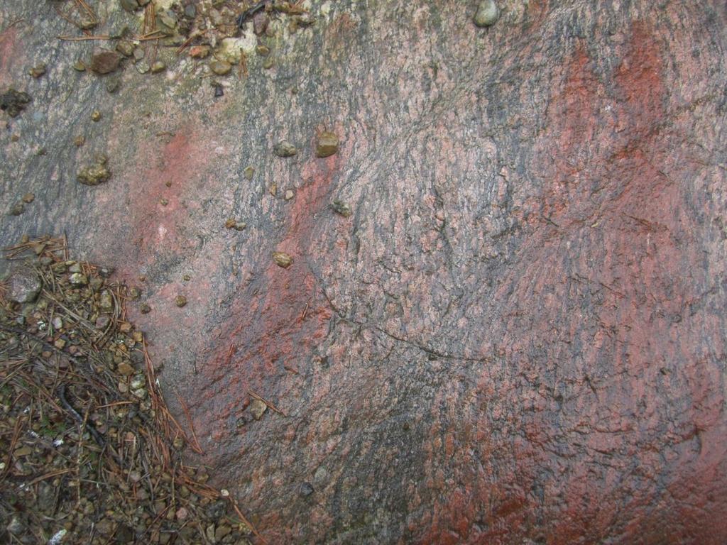 määrällisesti enemmän, joten tästä eteenpäin käytetään nimitystä porfyyrinen graniitti.