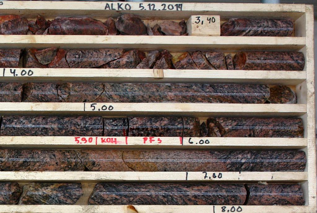 Kuva 8. Vahvasti punertavaa, biotiitti- ja kalimaasälpärikasta, gneissimäistä porfyyristä graniittia kairasydämessä R4.