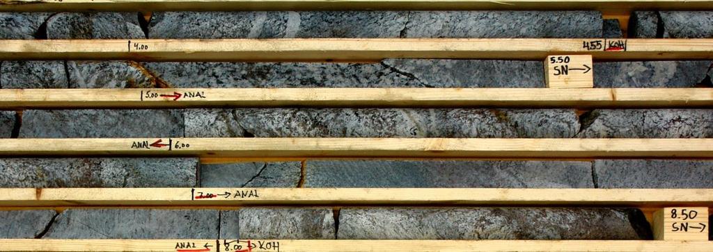 4.2.5.1 Kairareikä R1 ja sen ympäristö Kairareikä R1 (Kuva 24) lävistää hiertovyöhykettä ja siihen liittyvää mineralisaatiota ja edustaa mineralisaation läntisintä tunnettua osaa.