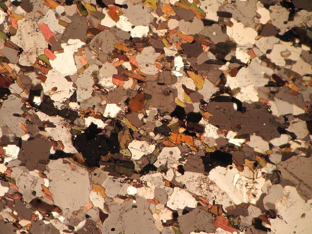Mukana on yksittäisiä kalimaasälpäkiteitä lähellä graniittisen kiven kontaktia. Mineraalit ovat yleensä vierasmuotoisia ja esiintyvät granoblastisessa perusmassassa.