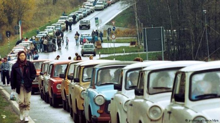 3.B Kuva Itä-Saksan länsirajalta marraskuussa 1989. Lähde: GermanForeignOffice, https://twitter.com. Julkaistu 5.11.2014. Viitattu 13.3.2017. 3.1. Tulkitse kuvien (aineistot 3.A ja 3.