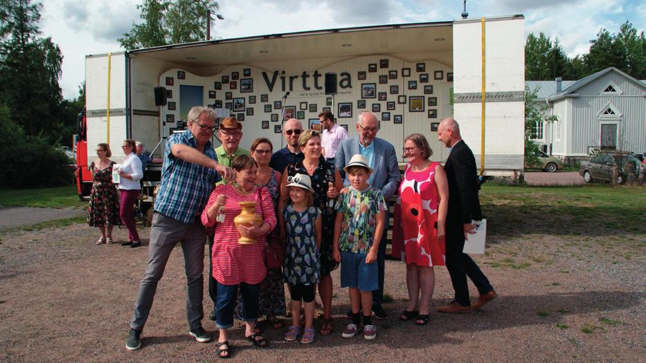 Virttaan kyläyhdistyksen puheenjohtaja piti puheensa kekseliäästi koristeltulta lavalta.