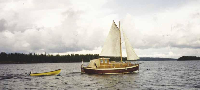 1983 2018 Lahden venekerhon 35 vuotta Vesa Halkola musisoimassa Possujuhlilla. Laulu Päijänteelle oli Vesan oma sävellys, ja esitys oli kappaleen ensiesitys. Laulusta tuli tuolloin LVK:n tunnuslaulu.