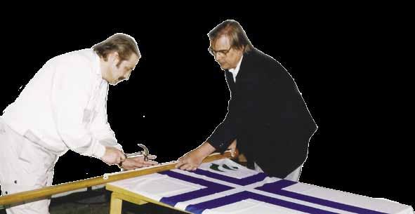 1983 2018 Lahden venekerhon 35 vuotta Silloin ennen Juhlallinen lipun naulaaminen. Vasemmalla seuran ensimmäinen puheenjohtaja Hannu Norta ja Kalevi Siltala.