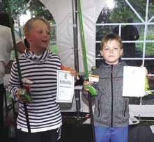 Väinö & Veikko Eemi & Annis Heli Poikolainen esittelee krokettipalloa Juhani