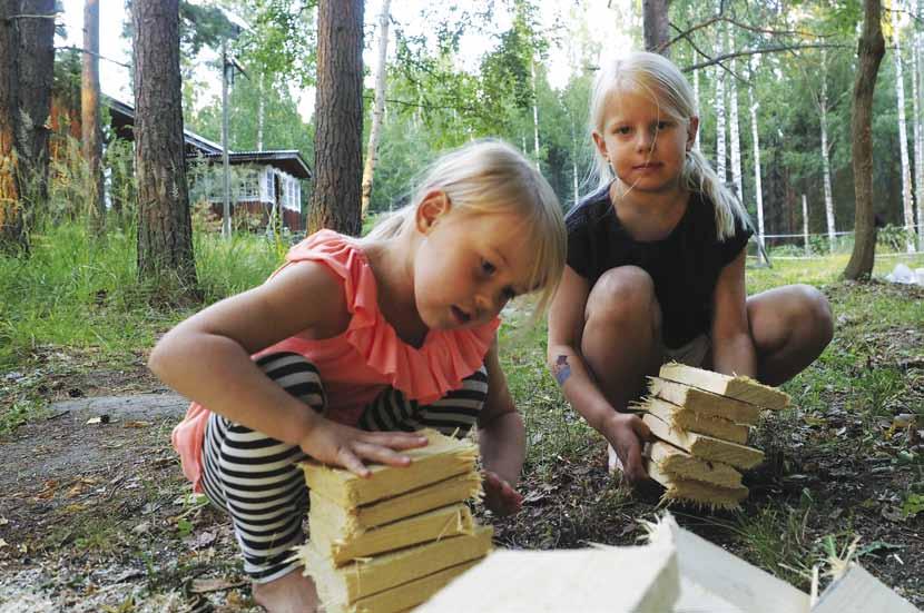 Metsähallituksen saarikatselmuksessa pohdittiin Haapasaaren rakennusten seuraavia kunnostustarpeita. Metsähallituksen katselmus Haapasaaressa Milja ja Jemina ottavat osaa talkoisiin.