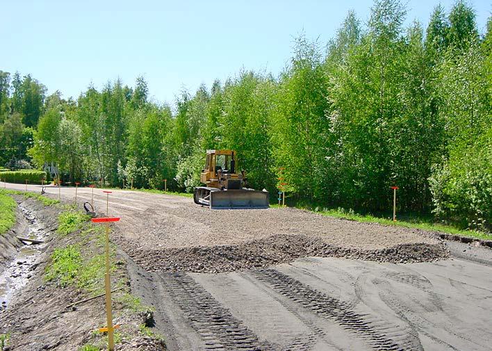 Kuva 3. Betonimurskeen käyttöä maarakennuksessa. Myös betonirakenteen elinkaaren aikana tapahtuu kiertotalouteen liittyvä prosessi, nimittäin betonin karbonatisoituminen.