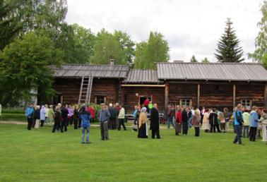 LIPERI LIEKSA LIEKSA NURMES Opastetut kierrokset Pielisen museossa Saatavilla heinäkuussa joka päivä! Opastettuja kierroksia ulkomuseoalueella 15.5. 15.9. päivittäin klo 10.30, klo 13.00 ja klo 16.