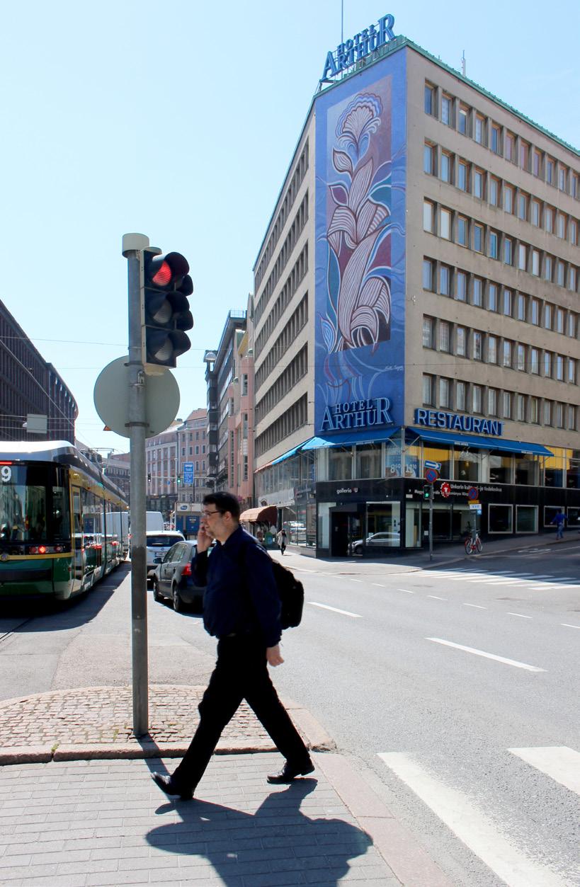 Maalaus soveltuu paikkaansa niin maalausteknisesti kuin kaupunkikuvallisesti. Sen mitoitus huomioi rakennuksen olemassa olevan porttikäytävän mittasuhteet.