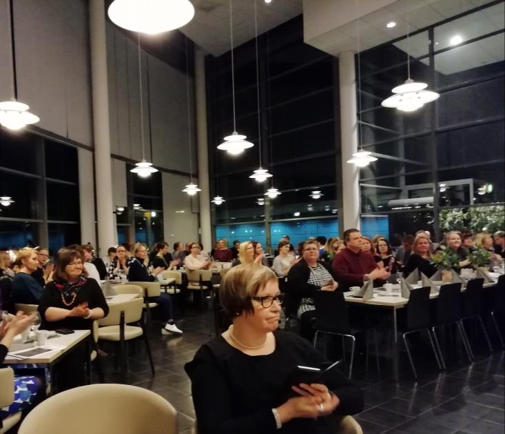 fi/ajankohtaista Hankejohtaja Maria Kaisa Aula onnittelemassa kunniamaininnan saajia.