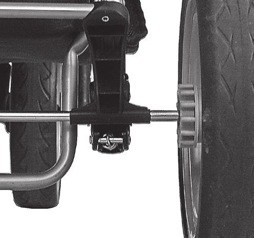 MONTERA HJUL / PYÖRÄN ASENTAMINEN / MONTERE PÅ HJUL / MONTERING AF HJUL / FIXING WHEELS BAKHJUL TAKAPYÖRÄT BAKHJUL BAGHJUL BACK WHEELS SE För på hjulet på axeln så långt som möjligt med låsknappen