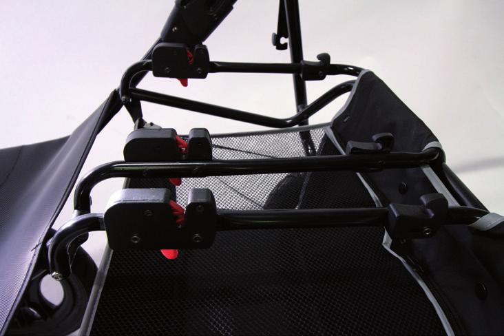 MONTERING AV SITTDEL / ISTUINOSSA ASENTAMINEN / MONTERING AV SPORTDEL / MONTERING AF SÆDE / ASSEMBLING THE SEAT UNIT SE För montering utav sittdel: Luta sittdelen något och placera den i de bakre