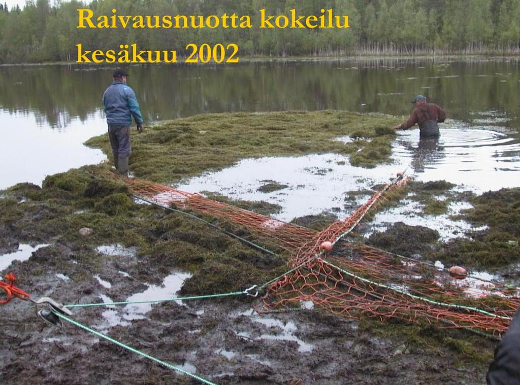 18 Kuva 13. Vesiruton raivausnuottausta Ruutinlammella 2002 (kuva:ari Mäkelä). Kuva 14. Metsätraktorikuormaimeen rakennettu kahmari auttoi vesiruton pois vedestä nostamisessa Ruutinlammella.