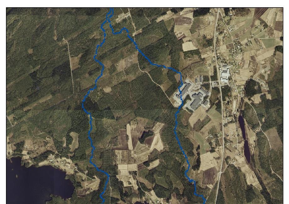 4 Kuva 4. Ojajärven valuma-alue ilmakuvapohjalla. Ojajärven koillisrannalla on jonkin verran asutusta (n. 25 kpl). Loma-asuntoja on ympäri järveä noin 70 kpl.