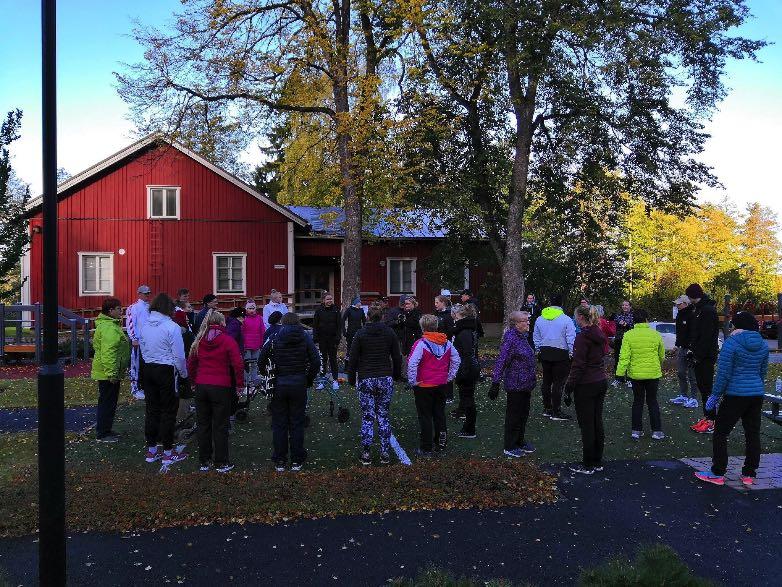 tarjoaa aamupalan, lounaan ja päivällisen