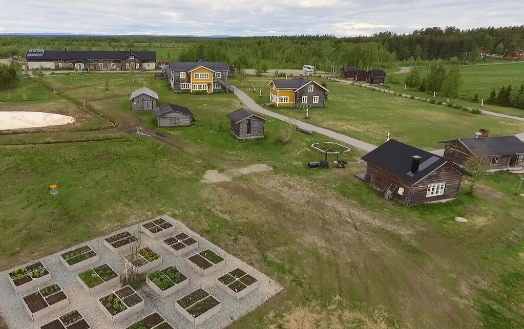 Tämä tonttujen kylä on rakennettu ensisijaisesti lapsiperheitä varten metsän keskelle ja se täydentää pihapiirin tutustumiskohteita. Lapset leipovat sen rakennuksissa mm.