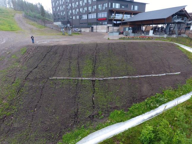 Rinteeseen niittyalueen alareunaan asennettiin lisäksi eroosiostoppariksi (kuva 10) 12 suodatinta ( 30 cm, pituus 1,2 m), jotka oli täytetty biohiili-turveseoksella (1:1).