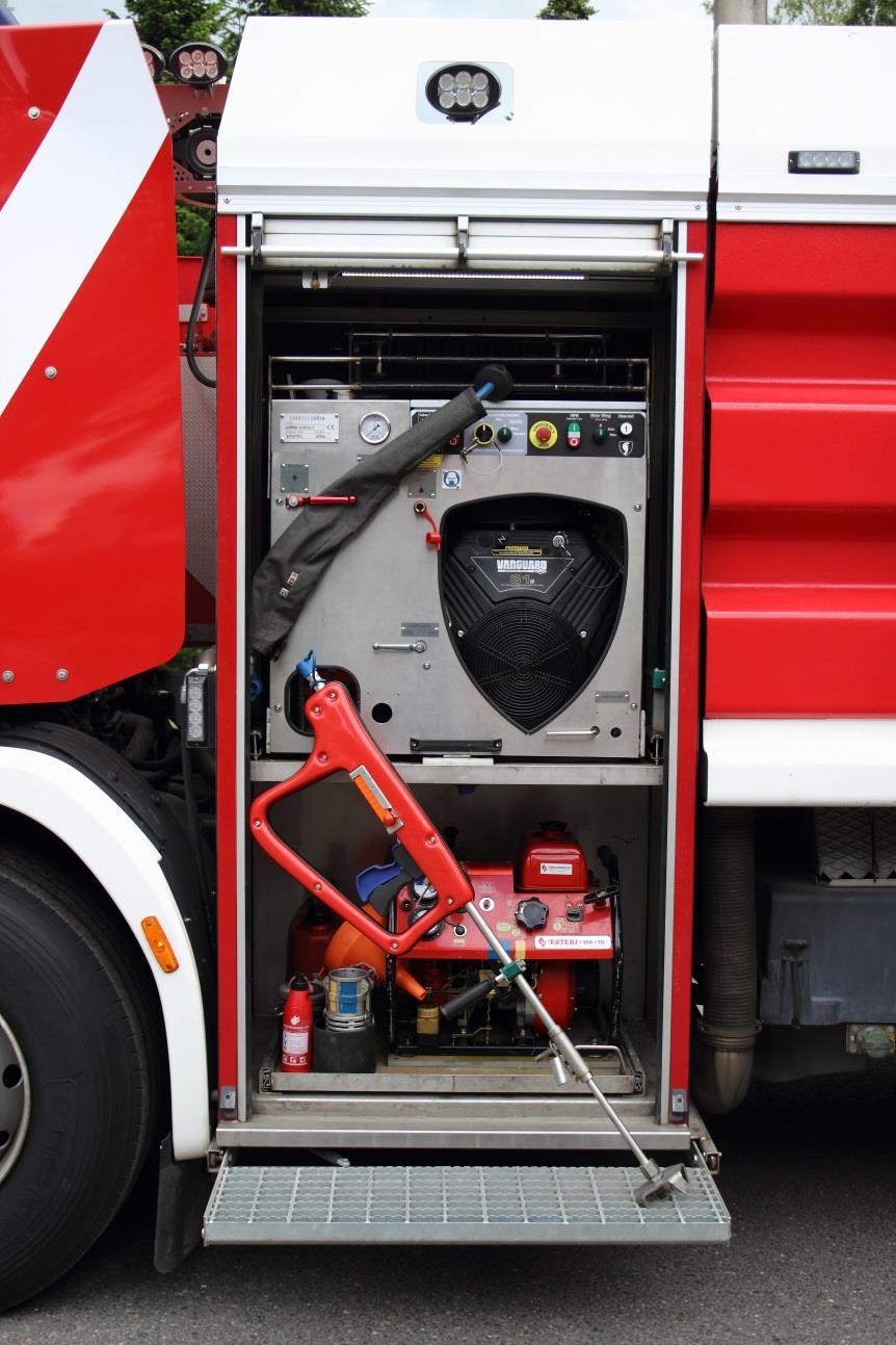 Kuva 4. Palosuojelurahasto myönsi vuonna 2017 Tirilän VPK:lle 19 493 euroa sammutinleikkurin hankintaan ja asennustöihin. Tirilän VPK:n sammutinleikkuri on asennettuna EK133 säiliöautoon.