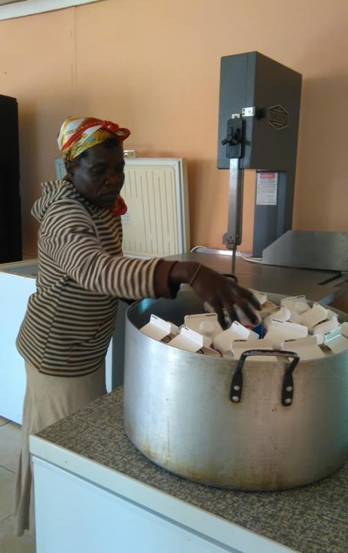 tri Jonathan Mutau Kamwi työtovereineen kertoi meille aavikoitumisesta ja kuivuuden tuottamista ongelmista. Namibiassa oli yli viisi vuotta sateetonta aikaa, jolloin pohjavesi ehtyi.