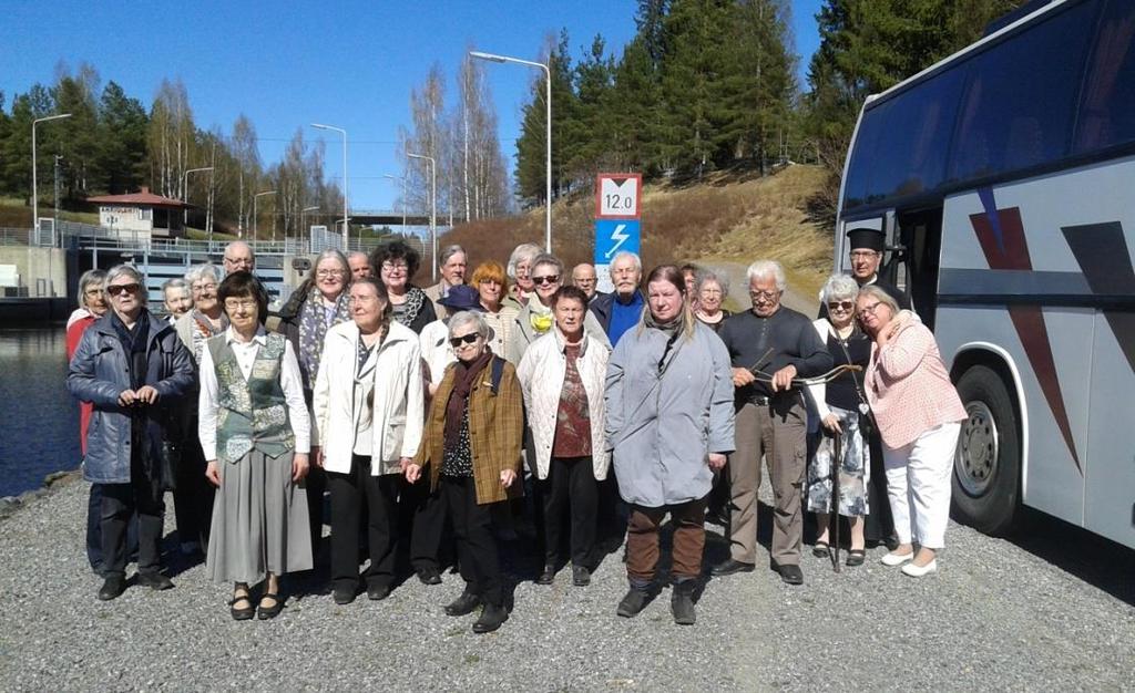 Joukko iloisia tiistaiseuralaisia kevätretkellä v. 2017 Liite: v.2017 Kuopion tiistaiseura, mm.