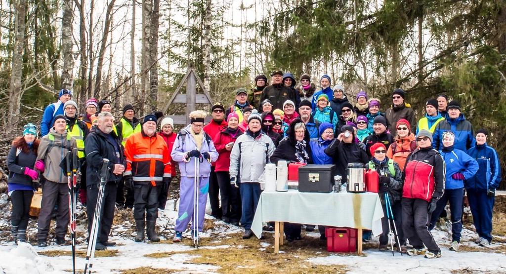 vaellettiin vanhaa reittiä pitkin Savikosken, ortodoksisen hautausmaan ja Sourun ruukin kautta tsasounalle, Syvänniemen luterilaiseen kirkkoon ja