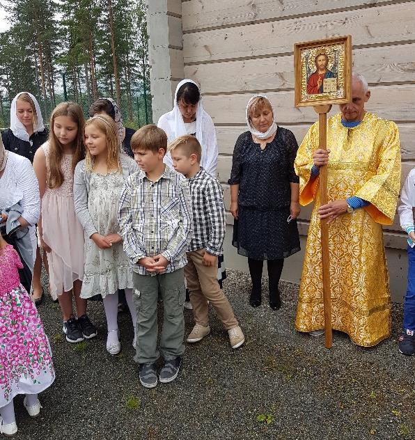 Serafim Sarovilaisen praasniekka pidettiin 19.7.2017 Tuusniemellä yksityisessä tsasounassa. Juhlaa vietettiin sateen keskellä.
