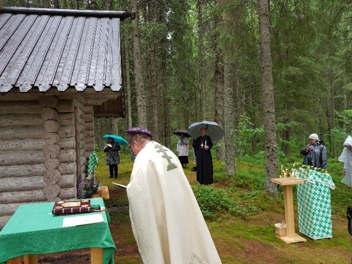 Siilinjärvellä ja Pielavedellä toimitettiin arkipäivinä ehtoopalvelus, panihida tai akatistos joka toinen viikko.