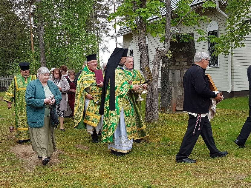 Isä Arto toimitti yhdessä Konevitsan luostarin igumeni Alexanderin ja diakoni Heikki Suomalan kanssa Keiteleen pyhittäjä Arseni Konevitsalaisen kirkossa juhlapäivän liturgian, ristisaaton ja